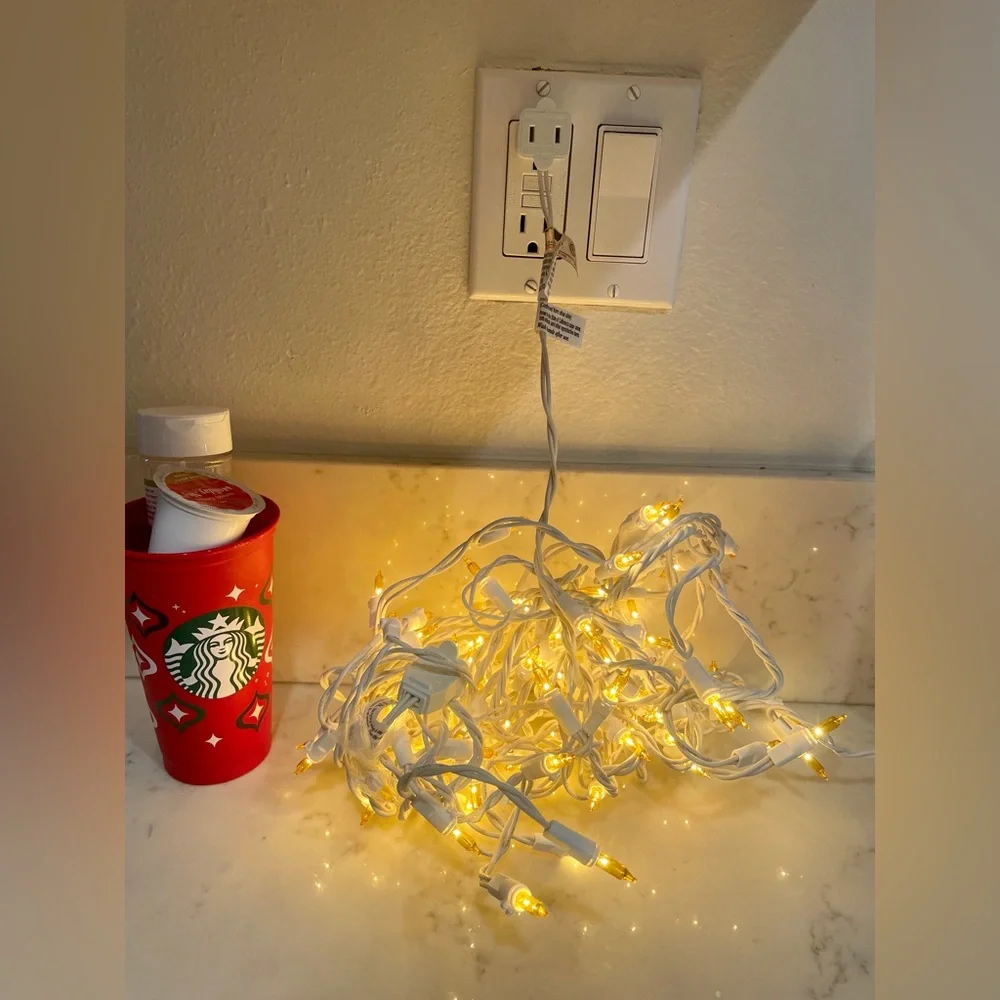 NWOT 100lt yellow icicle set white white plug 9 long 4 spacing 5.5 drop🎄🎆